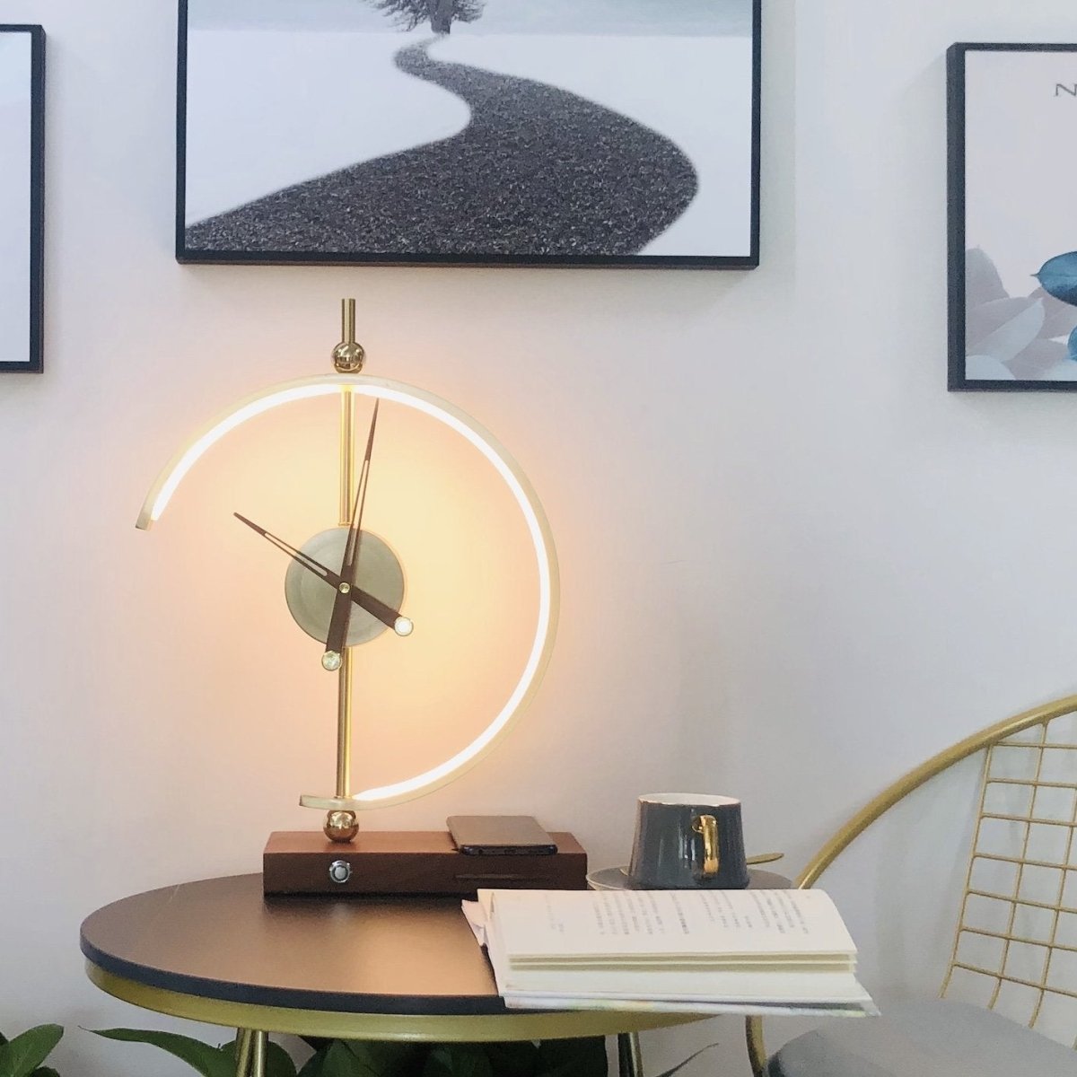 Moderne LED Tischleuchte und Drahtloses Ladegerät