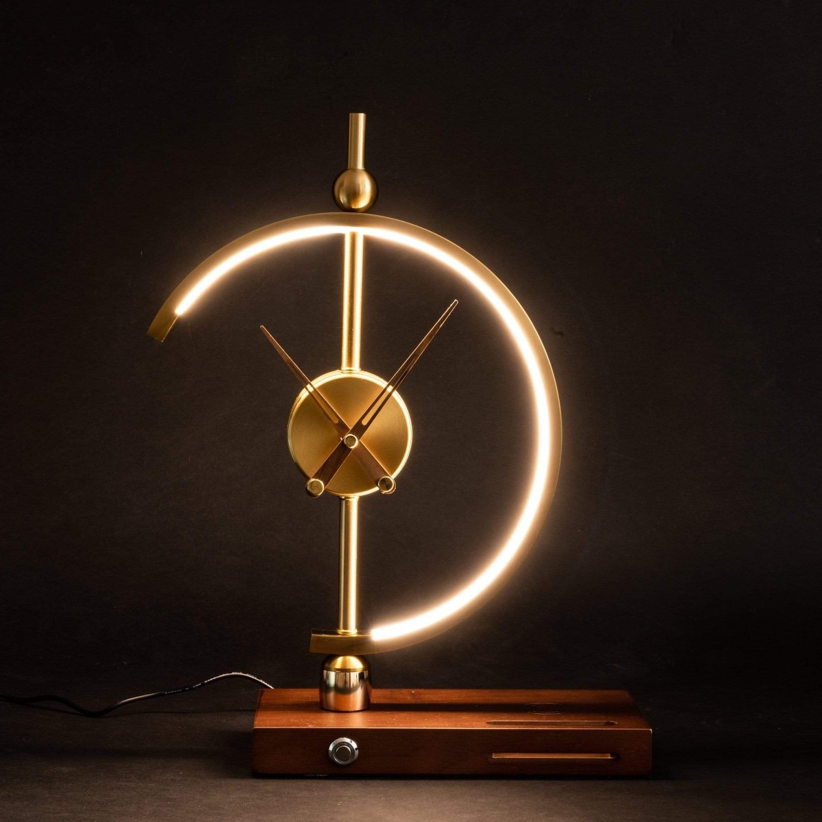 Moderne LED Tischleuchte und Drahtloses Ladegerät