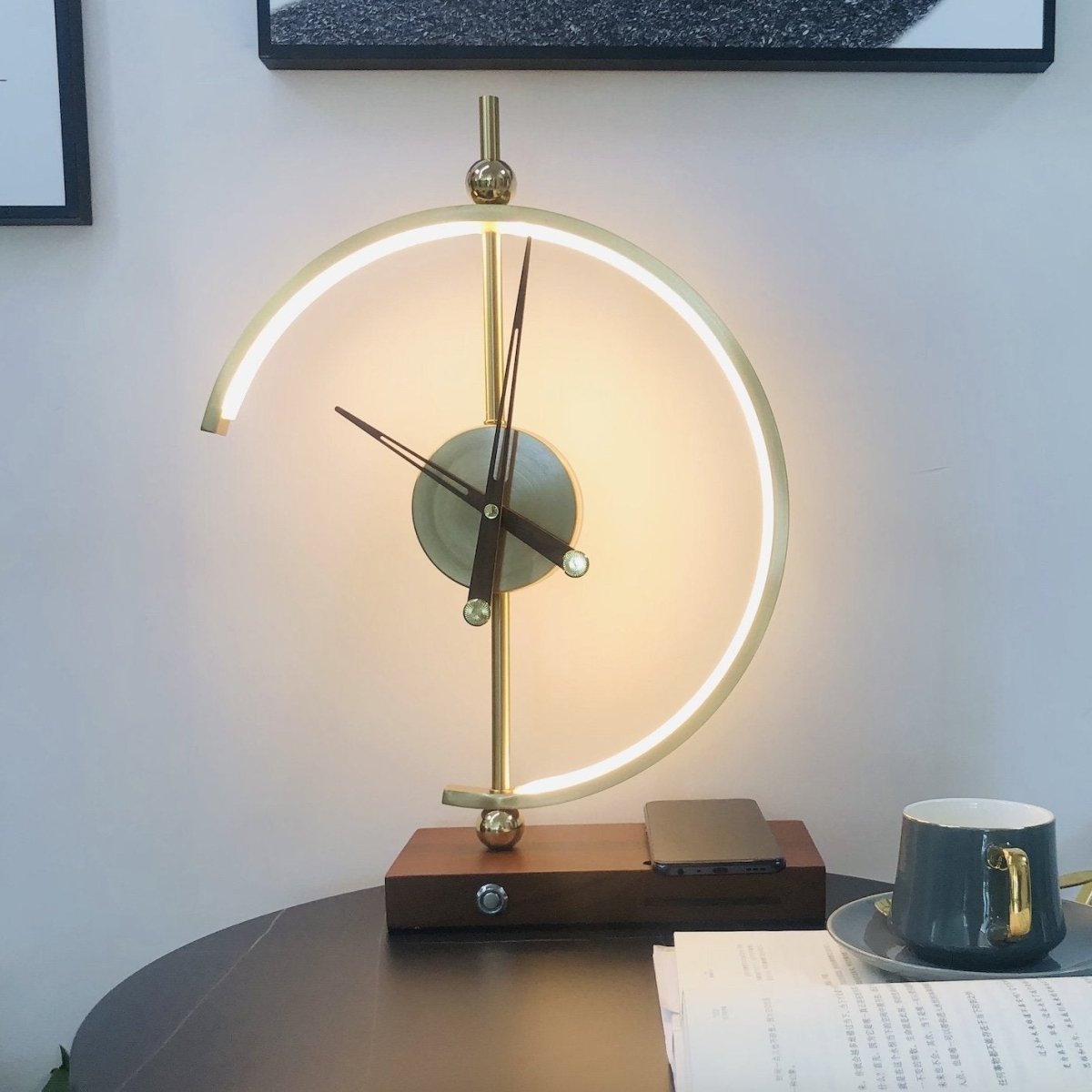 Moderne LED Tischleuchte und Drahtloses Ladegerät