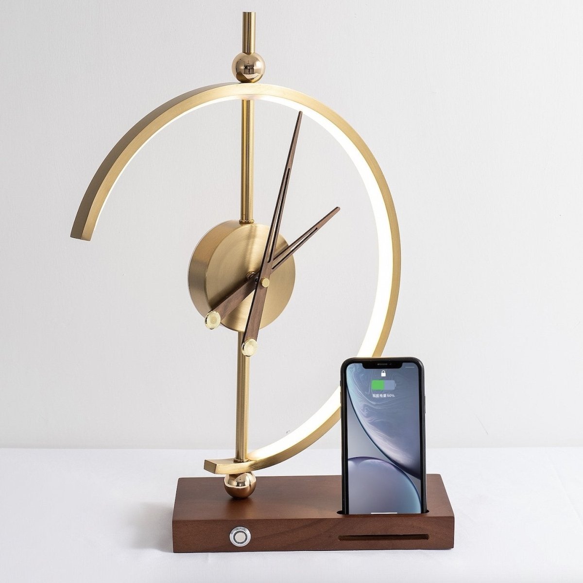Moderne LED Tischleuchte und Drahtloses Ladegerät