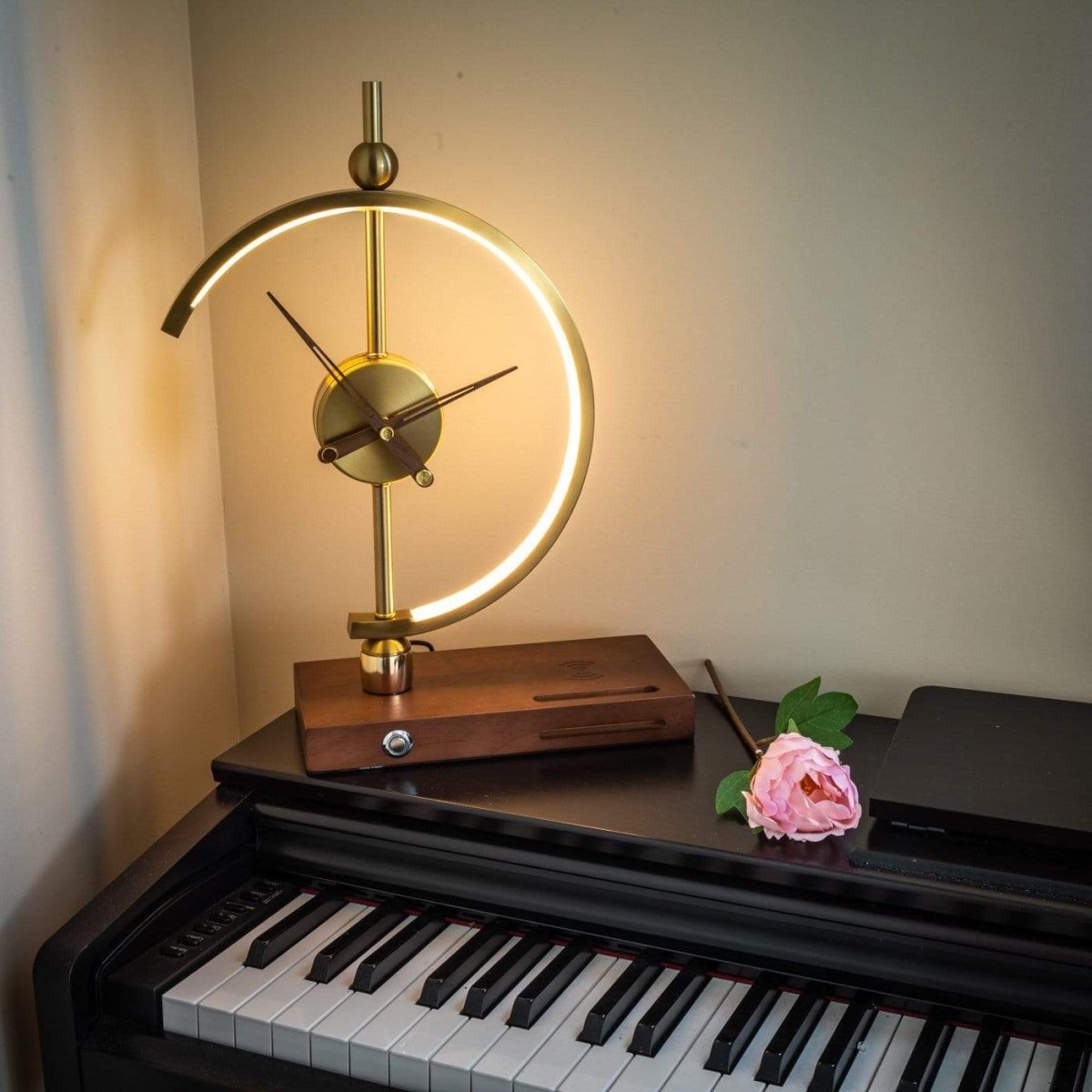 Moderne LED Tischleuchte und Drahtloses Ladegerät